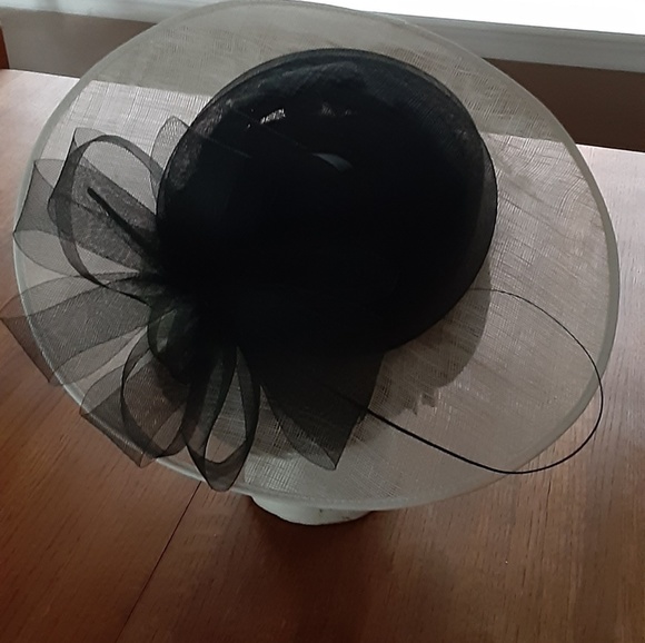 Dress hat, like new never worn - Picture 2 of 2